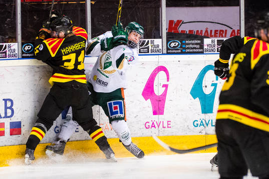 Färjestads Joel Eriksson Ek tacklas utav Brynäs Daniel