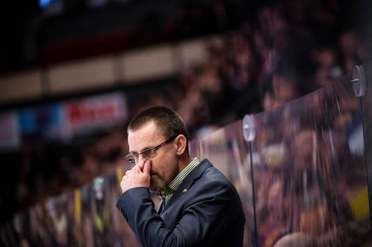 Färjestads huvudtränare Tommy Samuelsson deppar