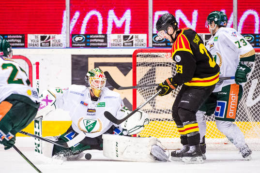 Färjestads målvakt Fredrik Pettersson-Wentzel lyckas inte