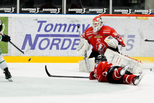 Vita Hästens målvakt Axel Brage räddar ett skott