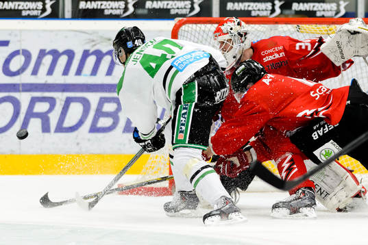 Rögles Jesper Jensen försöker trycka in pucken