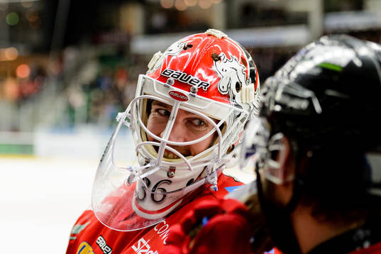 Vita Hästens målvakt Axel Brage ser glad ut