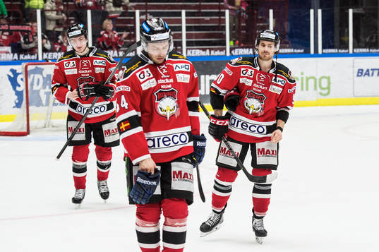 Malmö Redhawks Mattias Persson längst till höger deppar