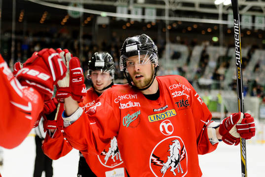 Vita Hästens Morgan Hassel firar med båset