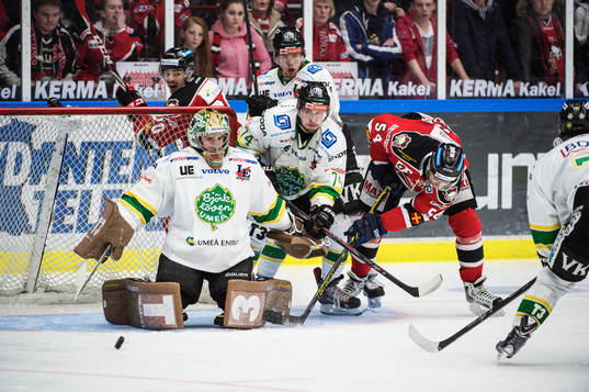Björklövens målvakt Kevin Lindskoug gör sig stor i