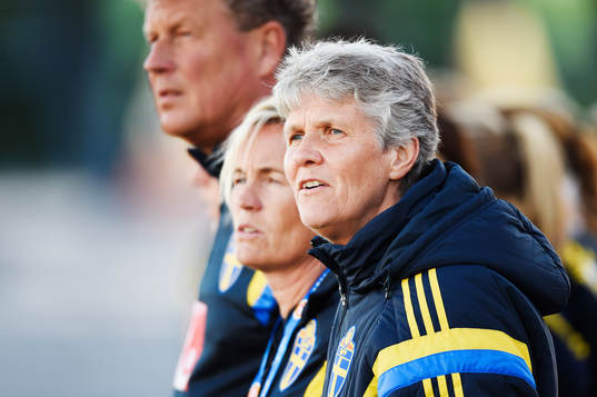 Sveriges förbundskapten Pia Sundhage och assisterande