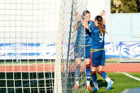 Sveriges Kosovare Asllani  gör 1-0 och firar med Lotta
