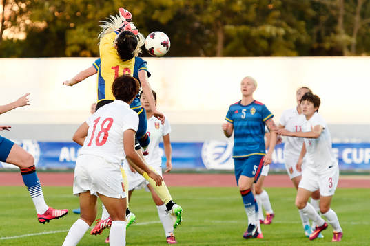 Sveriges Sofia Jakobsson nickar in 3-0