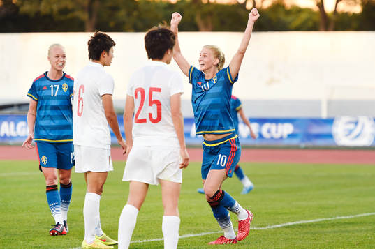 Sveriges Sofia Jakobsson gör  3-0 och jublar med Caroline