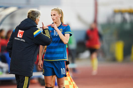 Sveriges Sofia Jakobsson får instruktioner av