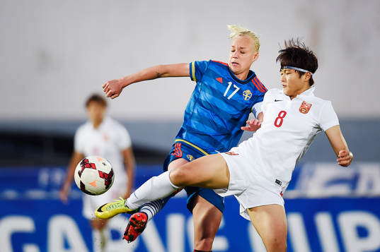 Sveriges Caroline Seger och Kinas Ma Jun