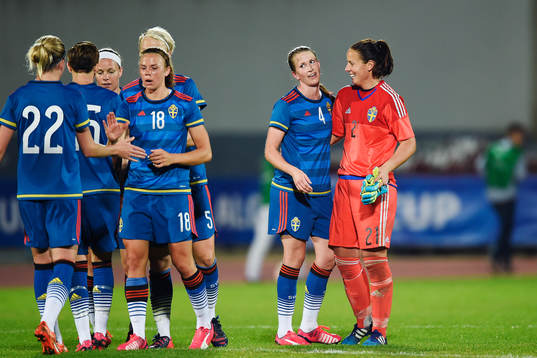 Sveriges spelare med Emma Berglund och målvakt Carola
