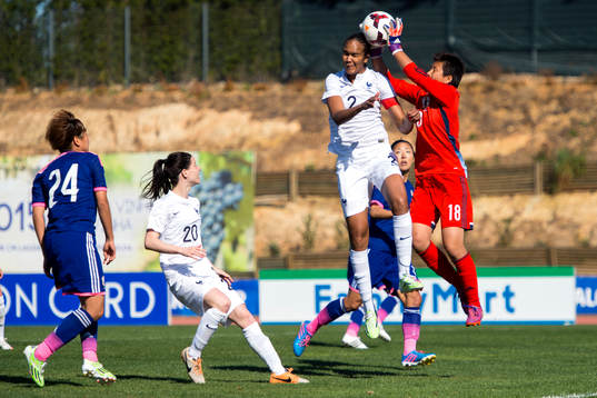 Frankrikes Wendie Renard i nickduell med Japans målvakt