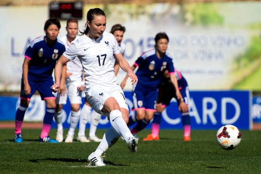Frankrikes Gaetane Thiney gör 1-1 på straff