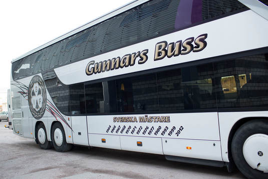 Brynäs spelarbuss har anlänt till arenan