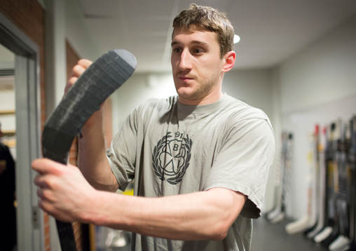 Brynäs Bill Sweatt tejpar klubban