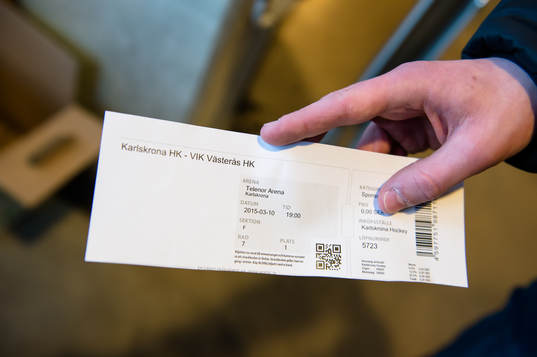 en biljett innan ishockeymatchen i