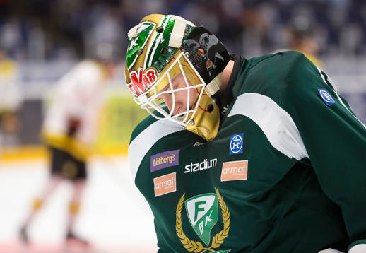 Färjestads målvakt Fredrik Pettersson Wentzel ser tyngd ut