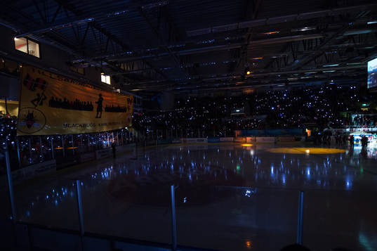 Ficklampor lyser i publiken innan matchstart