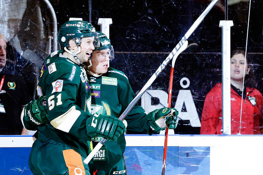Färjestads Joakim Nygård (th) gör 1-0 och jublar med
