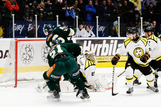 Färjestads Joakim Nygård gör 1-0 bakom Brynäs målvakt