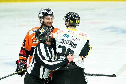 Karlskronas Vyacheslav Trukhno bråkar med Västerås Johan
