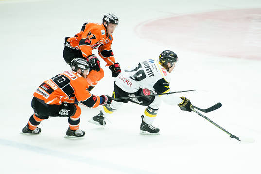 Västerås Brock Montpetit med pucken