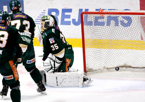 Färjestads målvakt Fredrik Pettersson Wentzel släpper in
