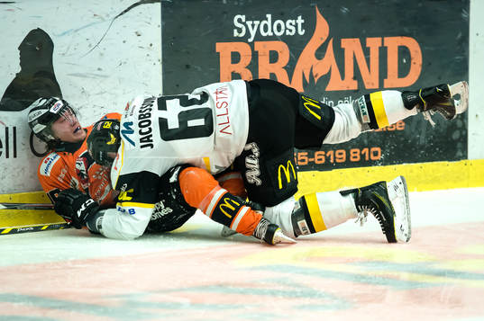 Karlskronas Filip Cruseman  trycks ner av Västerås Robin