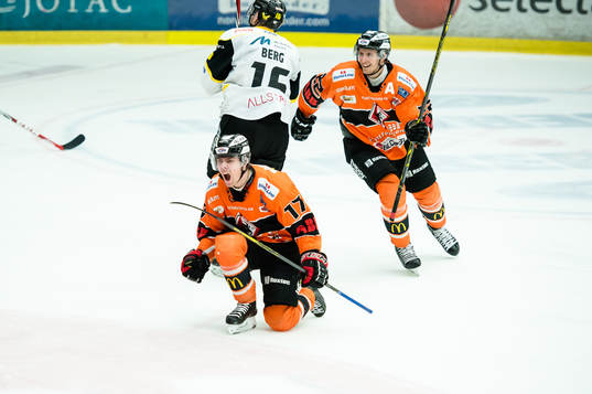 Karlskronas Joel Kellman  gör 1-1