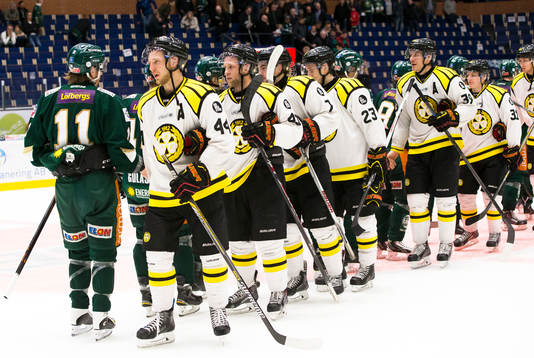 Spelarna tackar varandra