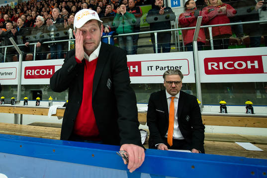 Karlskronas assisterande tränare Torbjörn Karlsson gråter