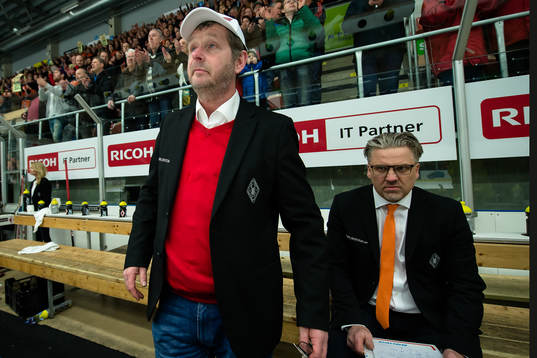 Karlskronas assisterande tränare Torbjörn Karlsson gråter