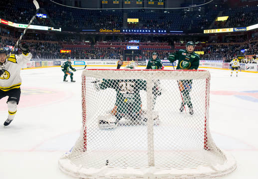 Brynäs Anton Rödin och Färjestads Ludwig Byström vid
