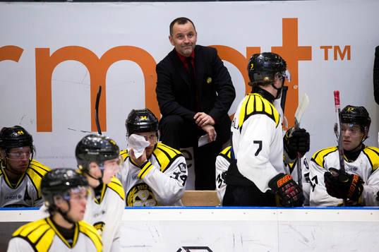 Brynäs tränare Thomas Berglund ser nöjd ut i båset