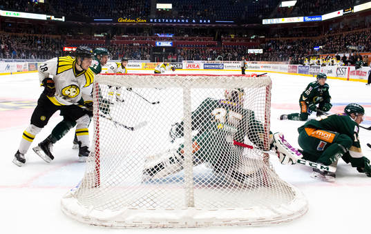 Brynäs Anton Rödin oroar framför Färjestads målvakt