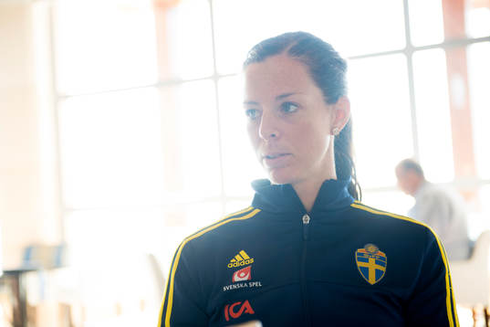 Sveriges Lotta Schelin blir intervjuad
