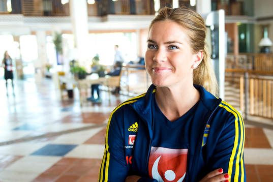 Sveriges Hanna Folkesson blir intervjuad