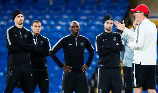 Zlatan Ibrahimovic och andra spelare lyssnar på tränaren