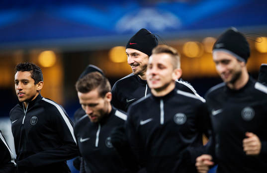 Zlatan Ibrahimovic (mitten) ler