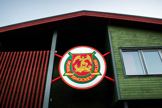 Exteriör på FM Mattsson Arena före ishockeymatchen i