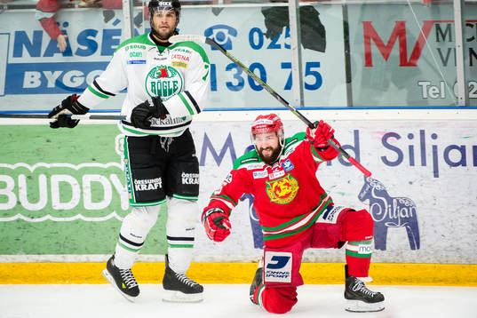 Moras Jerry Pollastrone jublar samtidigt som Rögles Andre