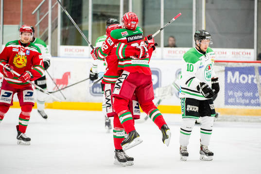 Moras Lukas Bengtsson kramar om Daniel Hermansson