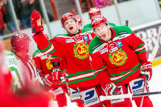 Moras Lukas Bengtsson och Matthew Fornataro jublar