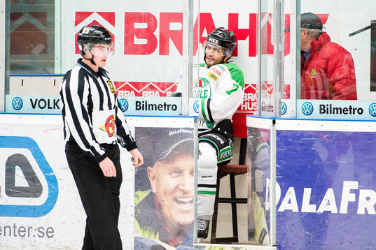 Rögles Andre Deveaux  i utvisningsbåset