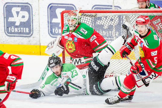 Rögles Daniel Sylwander faller framför Moras målvakt Dan