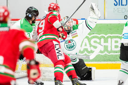 Rögles målvakt Lars Volden räddar skott