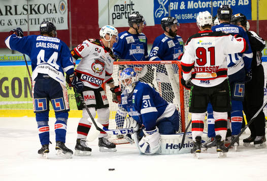 Malmö Redhawks Jens Olsson framför Karlskogas målvakt