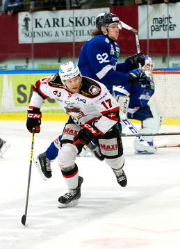 Malmö Redhawks Mathias Tjärnqvist krockar med Karlskogas