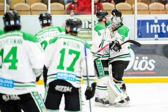 Rögles Andreas Lilja och målvakt Lars Volden jublar